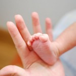 On dit que j'ai de grands pieds... comparons avec les mains de maman.