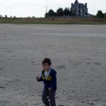 Chenti découvre un sable plein de coquillage