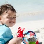 Chenti trop content de jouer dans le sable.