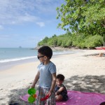Premier contact sur la plage pour les enfants